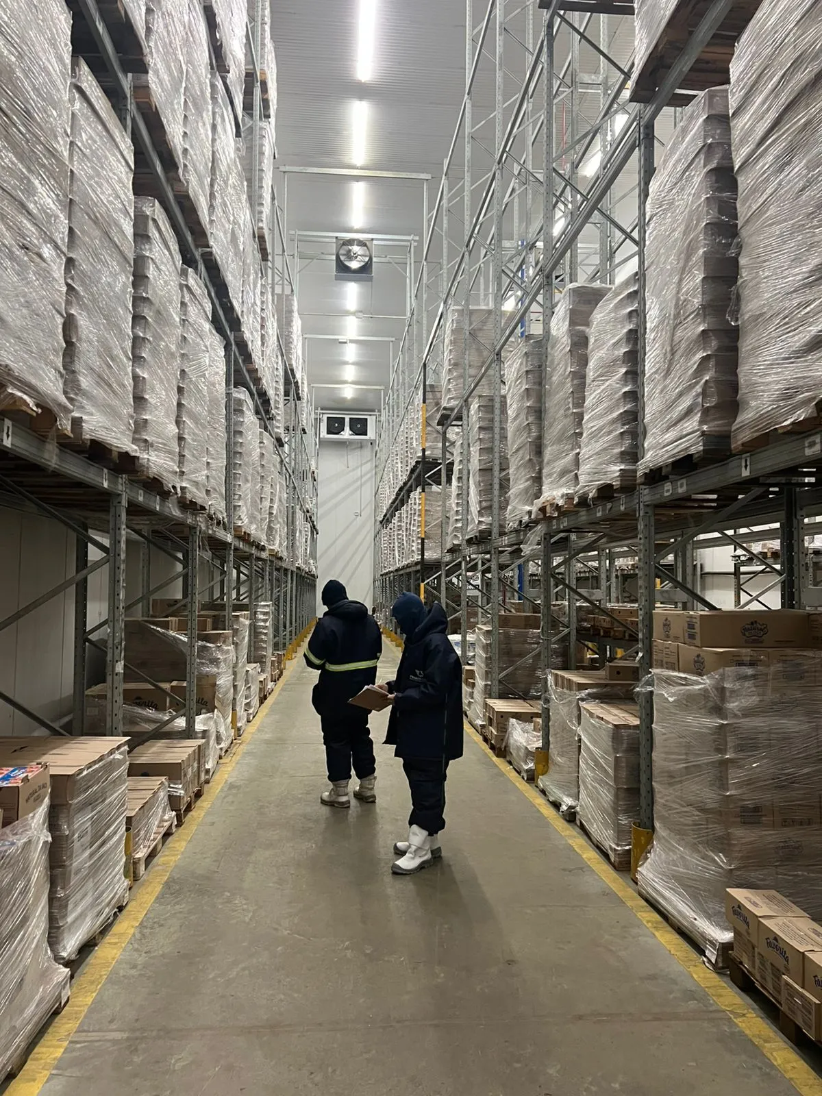 Corredores do armazém com estantes de produtos