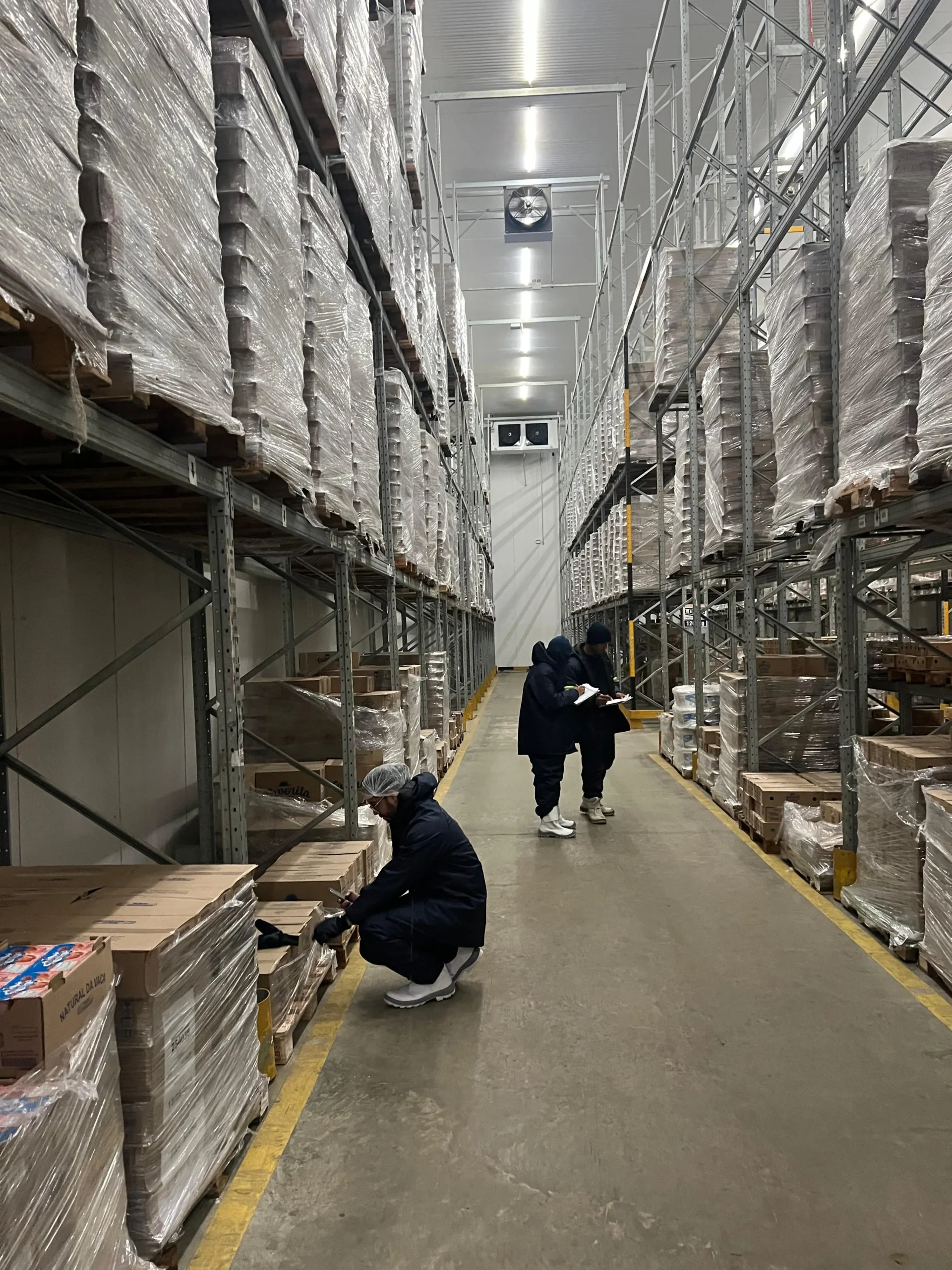 Equipe realizando controle de qualidade